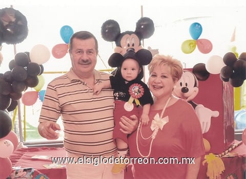 06042011  Valdés Guzmán con sus abuelos Rubén y Sandra Guzmán.
