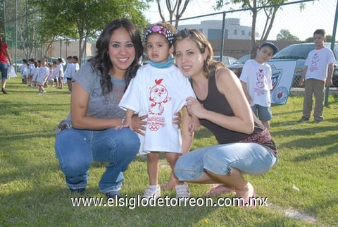 06042011  y Sahily Ocaña, y Paulina Granados.