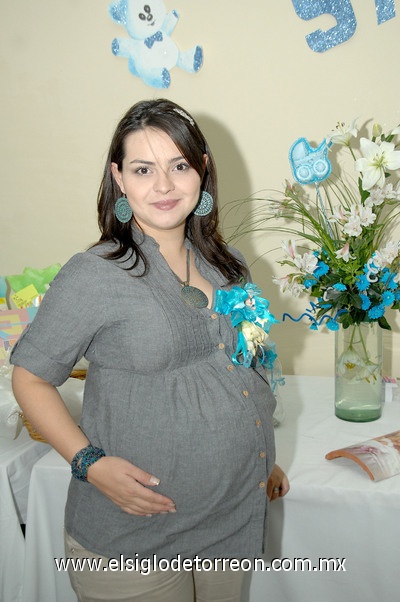06042011  Guadalupe Hernández de Leal recibió festejo por parte de su suegra Rosa Velia Hernández.