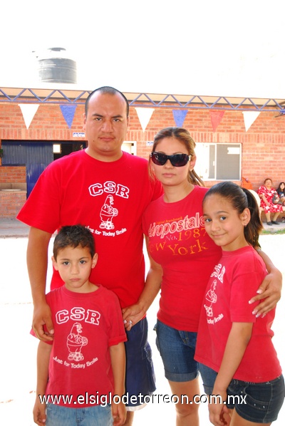 06042011  Lozano y Karla Licón con los pequeños Óscar y Alejandra Lozano.