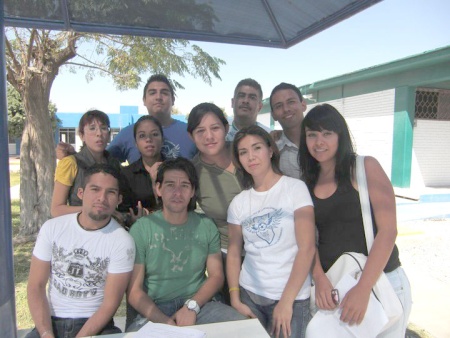 ALUMNOS de la Facultad de Ciencias Quimicas de la UJED, pasando un buen rato.