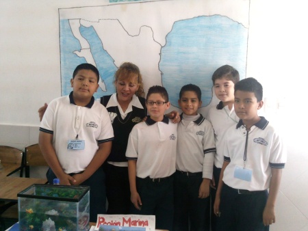 SEBASTIÁN, Gamaliel, Pepe, Luis y Alex en compañía de su maestra en una feria científica.