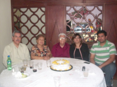 JOSÉ Agustín Cárdenas Rocha en compañía de familiares y amigos.