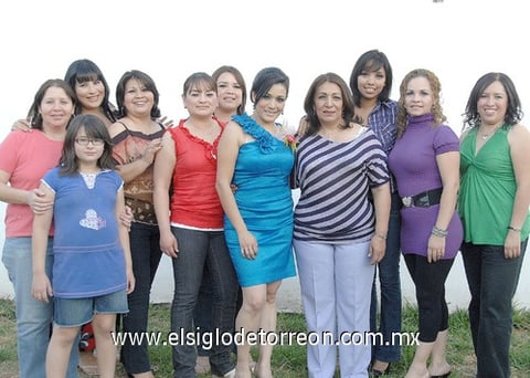 07042011  y familiares la acompañaron para desearle lo mejor en su nueva etapa de vida que está por comenzar.
