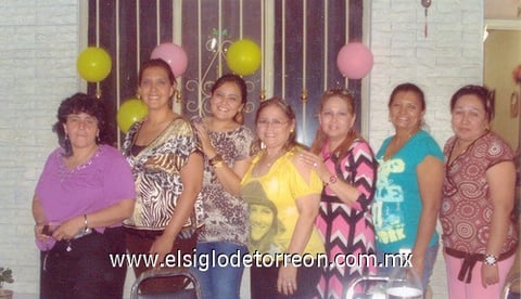 07042011  en su cumpleaños acompañada de Gris, Marita, Yessi, Ángeles, Sarita y Gaby.