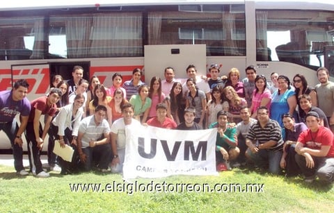 07042011  de las carreras Económico-Administrativas de la UVM, Campus Torreón viajaron a Puerto Vallarta para asistir a un congreso; los acompañan en la fotografía la Rectora Mtra. Martha Silvia Argüelles Molina junto con los coordinadores y docentes, Lic. Juan Manuel Velázquez, Lic. Ana Sofía Ceniceros, Mtro. Juan Antonio Ramírez, Mtra. Araceli Sánchez y Lic. Martha Ochoa.