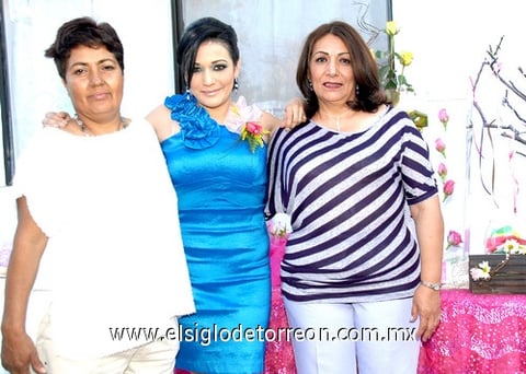 07042011  lució Alejandra Rodríguez Castañeda junto a sus anfitrionas del festejo prenupcial su mamá Sra. Silvia Castañeda de León y su futura suegra Sra. Martha Briones Rodríguez.