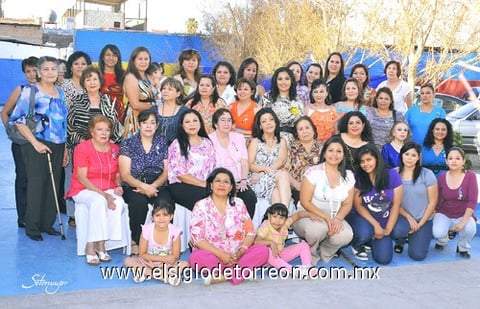 10042011 de amigas y familiares la llenaron de felicitaciones y buenos deseos por su próximo enlace con Lic. Enrique Riquelme Díaz.