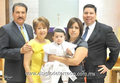 10042011 Sr. Jorge Alberto Lozoya Hernández y Sra. Blanca Alicia Soltero de Lozoya, quienes acompañaron al pequeño Charbel, además de sus papás.