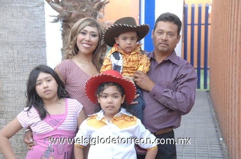 10042011   Guizar Ávila fue festejado por su cumpleaños motivo por el cual su familia ofreció una linda fiesta.