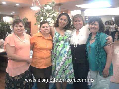 10042011  en compañía de algunas amistades que acudieron a felicitarla por el cercano nacimiento.