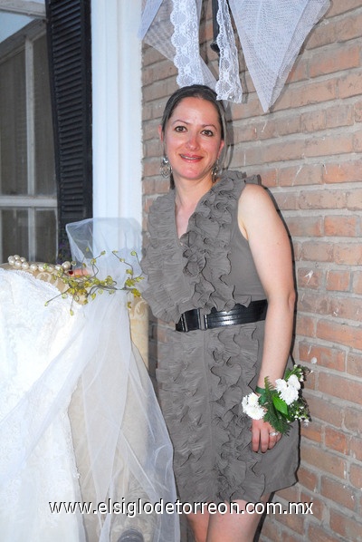 10042011  Alba Díaz recibió alegre festejo prenupcial.