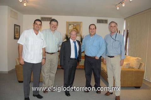 10042011  Murra y Fernado Alanís en convivencia con el comentarista José Ramón, poco antes de su participación en la 'Charla'.