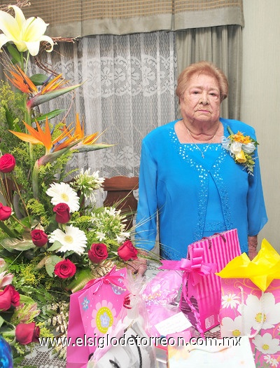 10042011 Rebolloso de Martínez celebró 83 años de edad con alegre reunión.