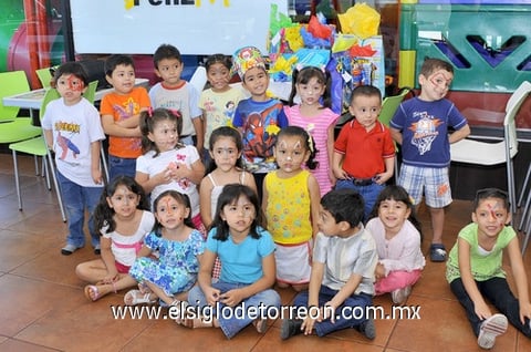 12042011  González de la Torre junto a sus compañeros de clase el día de su cumpleaños número cinco.