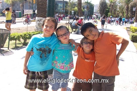 12042011 , Hanna, Fabri y Santi en el paseo Colón.