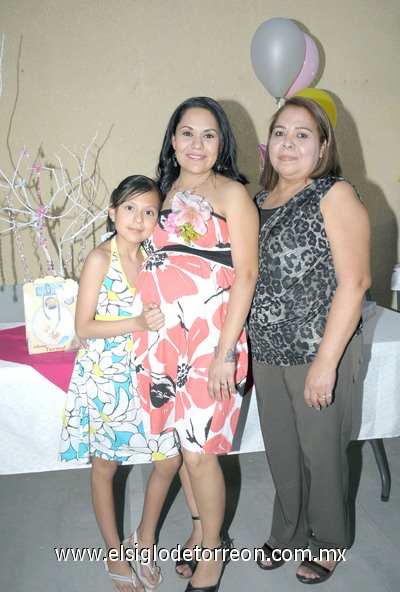 12042011  Campos Mazcorro el día de su fiesta de regalos para bebé junto a su hijita Madeleine Martínez Campos y Ana Isabel Mazcorro Rodríguez.