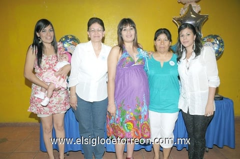 12042011 Reyes, Hortencia Chávez, Martha Hernández, Ivonne Rodríguez y la pequeña bebita, junto a Karla Reyes, en su fiesta de canastilla.