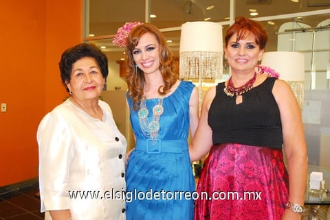 13042011  Lavín acompañada de América de López y Beatriz Aranda de Lavín, quienes fungieron como sus organizadoras.