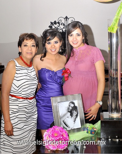 13042011  Rodríguez recibió un agradable festejo por parte de su mamá  Patricia de Rodríguez y su hermana Claudia Rodríguez de Díaz.