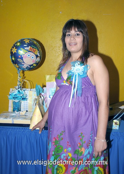 14042011  Reyes el día de su fiesta de regalos para bebé.