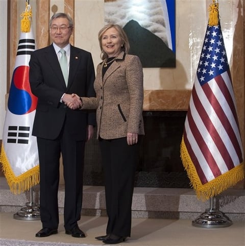 La secretaria de Estado de EU., Hillary Clinton llegó a Seúl para discutir desarme nuclear.