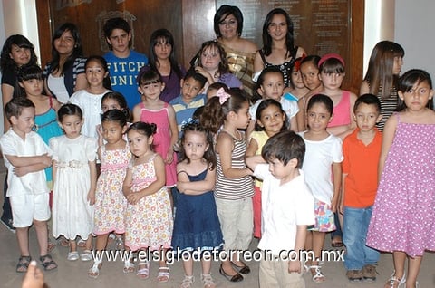 15042011  los artistas en compañía de su maestra Alejandra de la Peña.