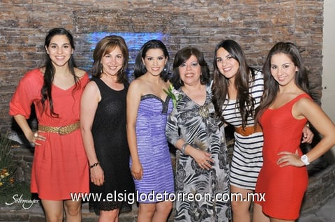 15042011  a Ruth La Fuente Leija amigas y familiares durante su despedida de soltera.