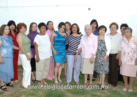 15042011 Rodríguez Castañeda rodeada de amigas y familiares en su festejo prenupcial.