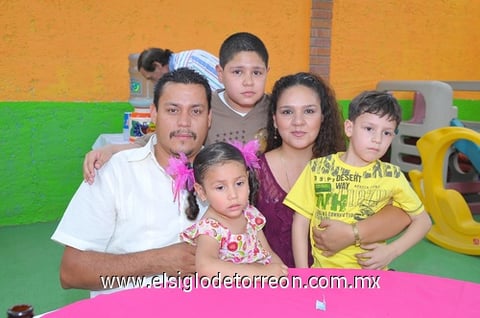 15042011  Sánchez y Rebeca Tovar con los pequeños Julián, Camila e Iván.