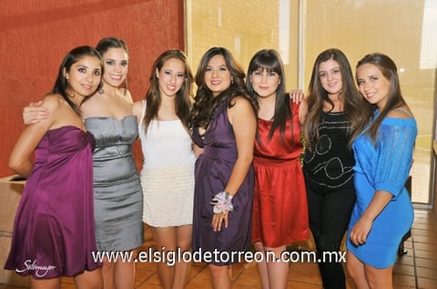 17042011 y familiares acompañaron a la festejada para desearle lo mejor en su nueva etapa de vida que está por comenzar.