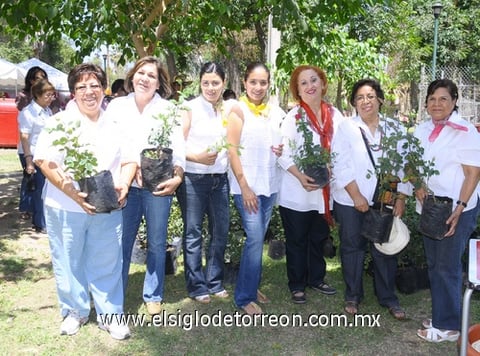17042011  Ruiz, Ofelia de Hernández, Martha Chávez, Annel Badillo, Tita de Mijares, Lilia de Rocha y Lety Figueroa.
