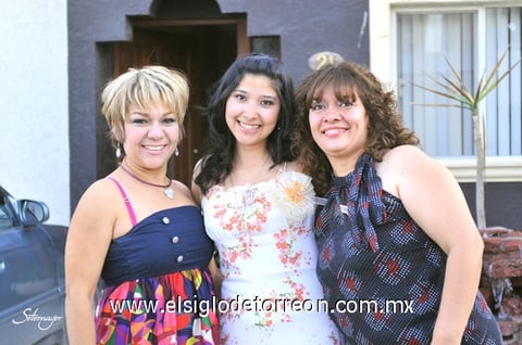 17042011  grupo de amigas y familiares acompañaron a la futura novia en su festejo prenupcial.