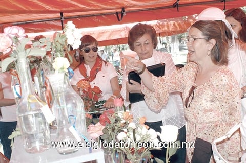 17042011  gran aceptación en el concurso de la 'Reina de las Rosas' por parte de la comunidad.