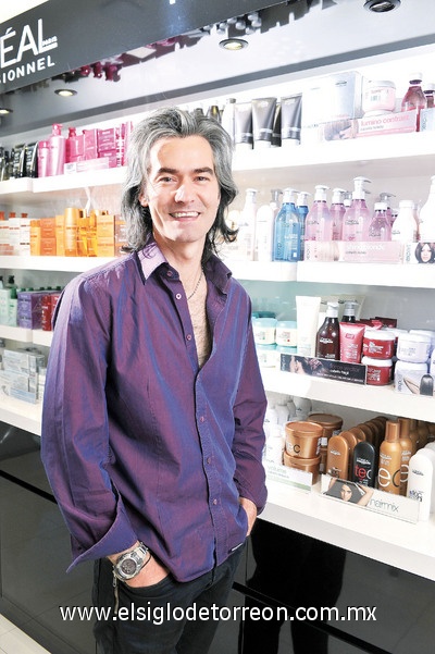 17042011  estilista británico cuya vida es el cabello, su materia prima y su fuente de inspiración.