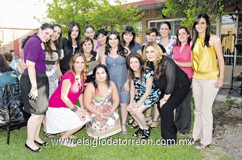 17042011  a Daniela Bazán de Figueroa estuvieron amigas y familiares quienes la llenaron de felicitaciones por su próxima etapa como mamá.