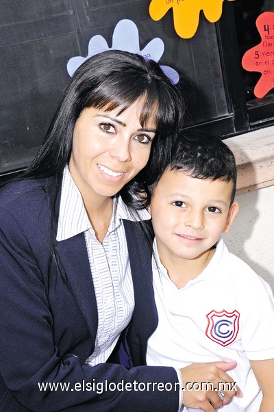 17042011  Gurrola y su hija Mary Carmen Mejía.