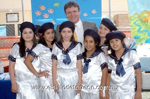 17042011 , Anahí, Paulina, Aranza, Jéssica y Katia junto a Óscar Gutiérrez del Bosque.