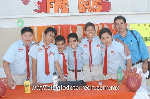 17042011 Moreno, Daniel Méndez, Jared Sánchez, Marco Ramos, Daniel Moreno, Francisco Martínez y su profesor Manuel Cruz.