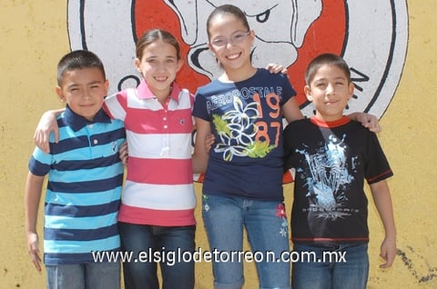 17042011  Huízar, Pilar Estrada, Valeria López y Eduardo Moreno.