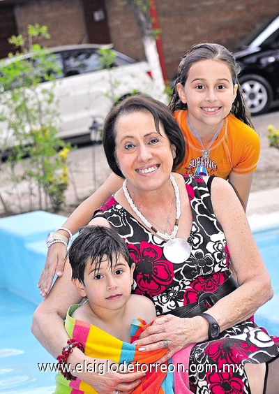 17042011 Murra de Jayme el día de su cumpleaños junto a sus nietos José Antonio y Mariyo.