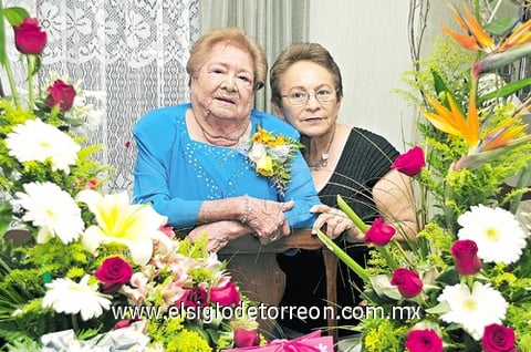 17042011  Rebolloso de Martínez el día de su cumpleaños junto a su hija Irene Martínez de Rodríguez.