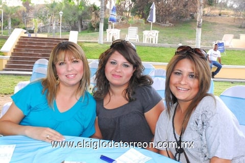 17042011  Zapico, Salma Figueroa e Izamar Zapico con un apuesto bebé.