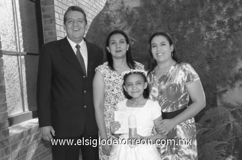 17042011  Rosales Murillo acompañada de su madrina Teresa de Jesús Murillo de Hernández y sus papás.