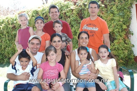 18042011 , grupo de amigos que acudieron a divertirse.