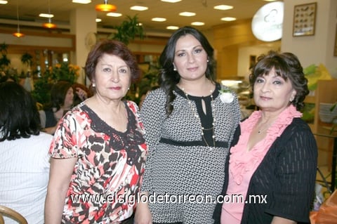 19042011 Rodríguez de Meléndez en compañía de su mamá Gabriela Xóchitl de Rodríguez y su suegra Altagracia de Meléndez.