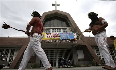 Penitentes se flagelan a sí mismos alrededor de las iglesias de Ciudad de San Fernando, en Pampanga, en el norte de Filipinas, para revivir los sufrimientos de Jesucristo y para enmendar sus pecados.