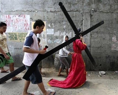 Una docena de feligreses se han clavado en la cruz para recrear la crucifixión de Jesús.