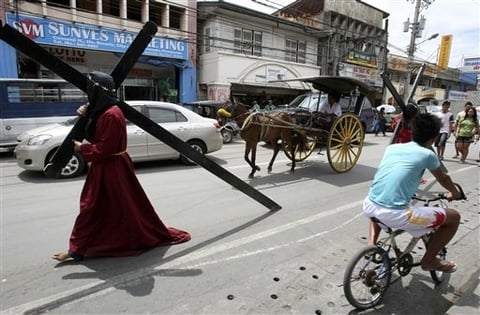 Transcurridos unos minutos de oración y desaparecido el resuello, los penitentes salen de la iglesia y continúan con la procesión, que para aquellos de mayor resistencia se prolongará durante cuatro o cinco horas.