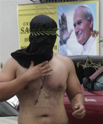 Los penitentes y el resto de los integrantes de esta procesión se paran cada vez que se avista un santuario católico y es aquí donde los golpes arrecian por todos los lados.